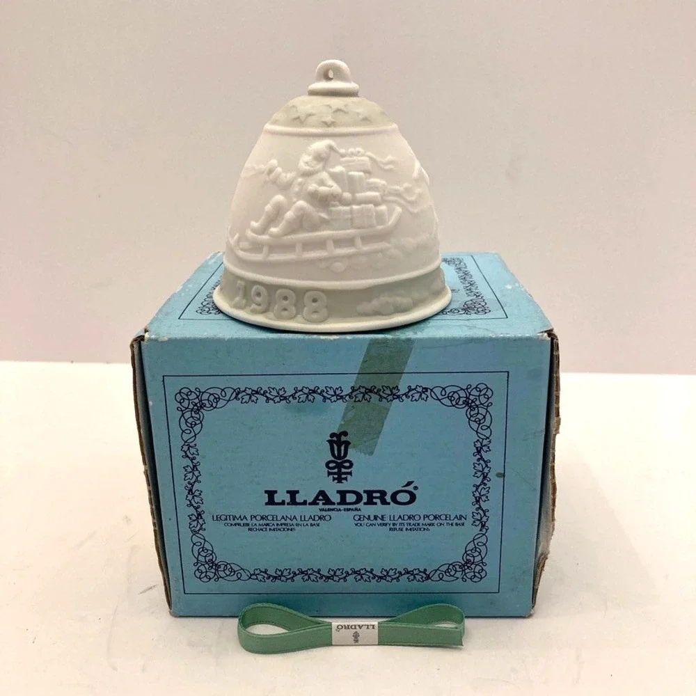 Vintage Lladro 1988 Porcelain Christmas‎ Bell No. 5.525 Santa Reindeer